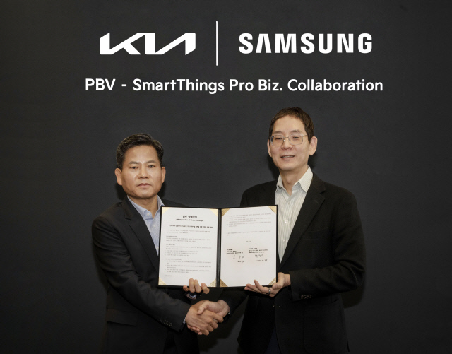 김상대(왼쪽) 기아 PBV비즈니스사업부 부사장과 박찬우 삼성전자 B2B통합오퍼링센터 부사장이 24일(현지시간) 스페인 타라고나에서 열린 '2025 기아 EV 데이'에서 '기아 PBV-삼성전자 IoT 솔루션 기반 B2B 사업 협력을 위한 전략적 업무협약'을 체결하고 기념촬영을 하고 있다. 기아 제공